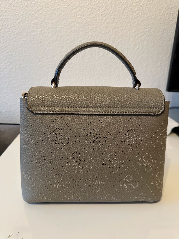 Guess Tasche grün Khaki in Krefeld