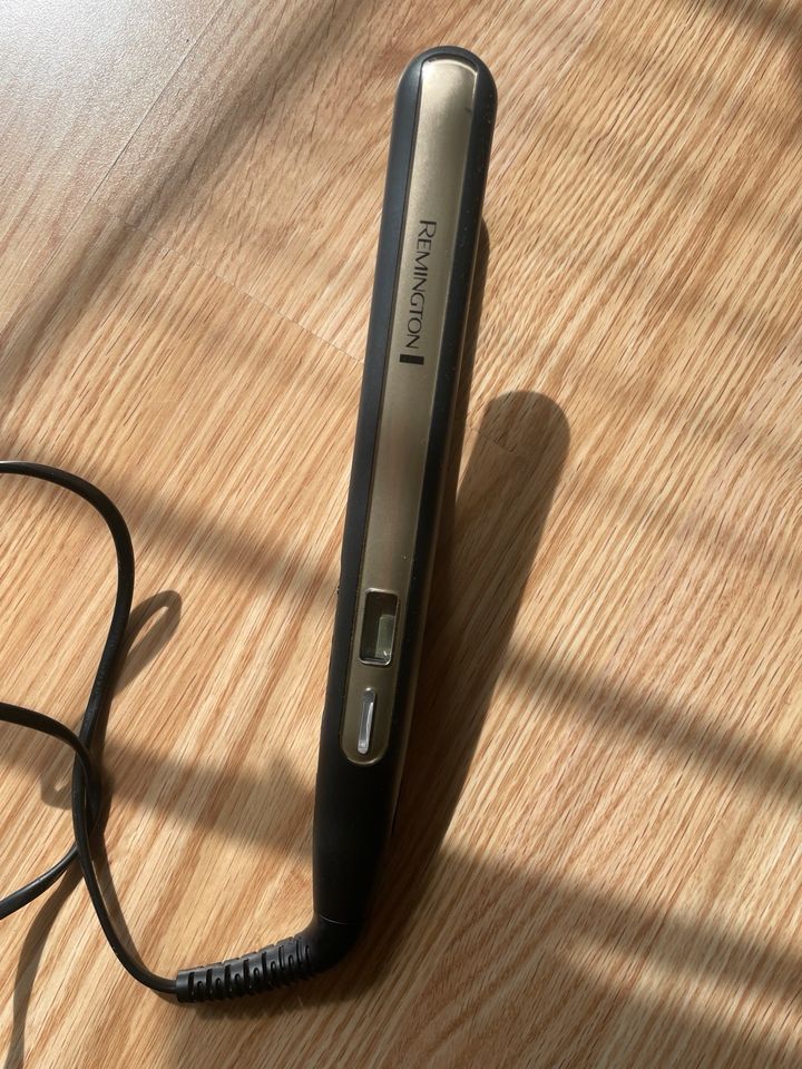 Remington Sleek & Curl Glätteisen in Brilon