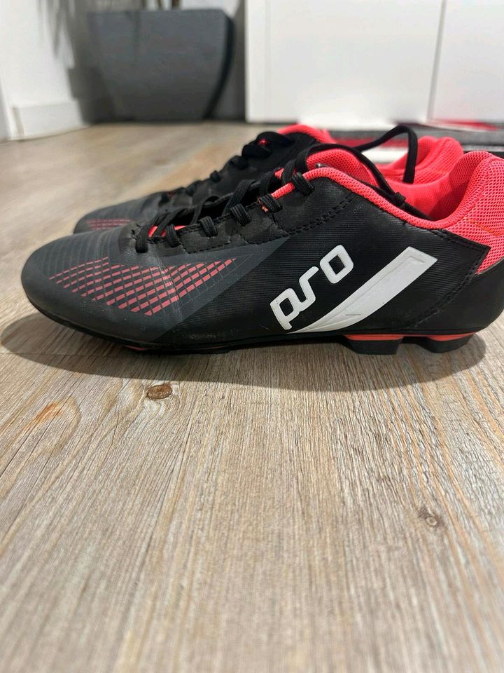 Fußball Schuh in rot in Lübeck