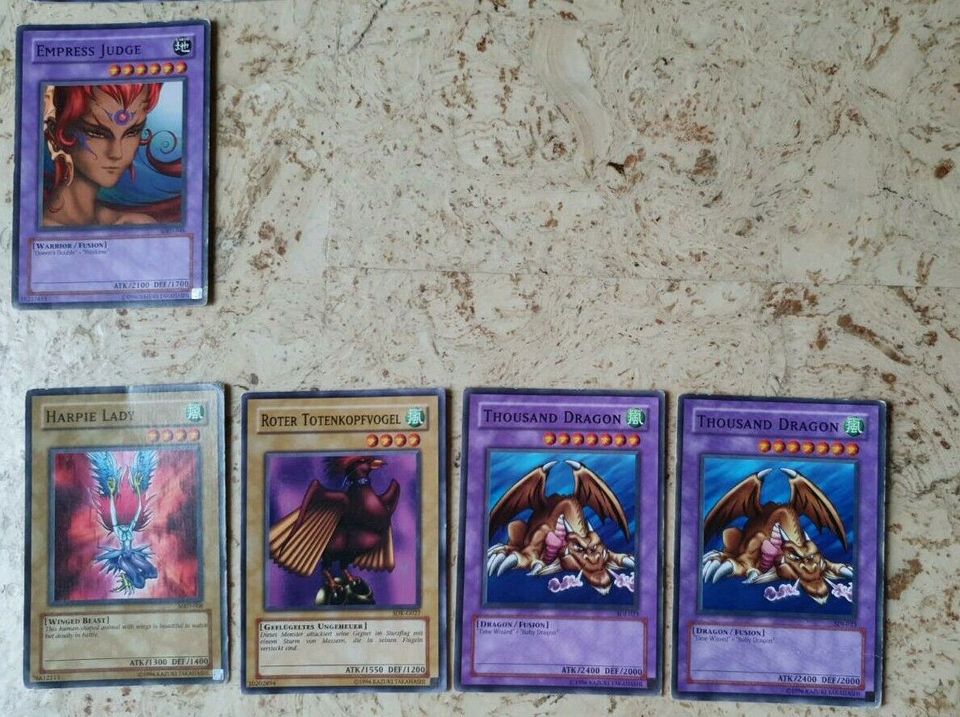 Yu-Gi-Oh verschiedene Karten (97 Karten und 24 Hüllen) in Breidenbach 