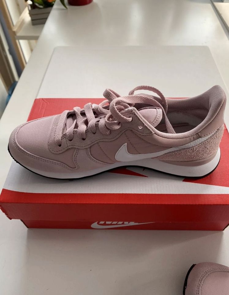 Nike Damen Sneaker Größe 37 1/2 in Hohen Neuendorf