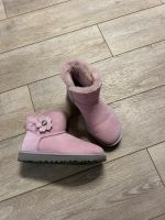 UGG Boots Gr. 37 Blume flieder - wie neu Nordrhein-Westfalen - Ratingen Vorschau