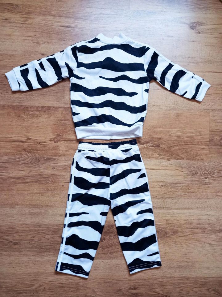 Adidas x Jeremy Scott Jogger White Tiger Kids Trainingsanzug in  Nordfriesland - Husum | Babykleidung Größe 86 kaufen | eBay Kleinanzeigen  ist jetzt Kleinanzeigen