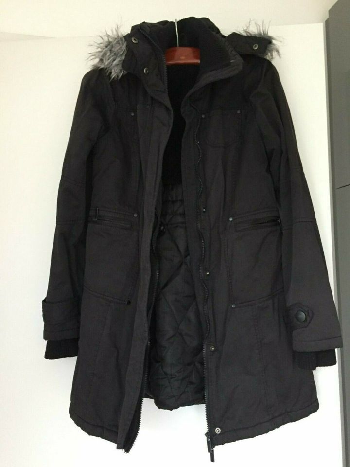 Schwarzer Parka in Größe 38/40 mit Kapuze in München