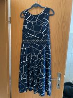 Kleid blau mit weißem Muster 40 L knielang Sachsen - Altmittweida Vorschau