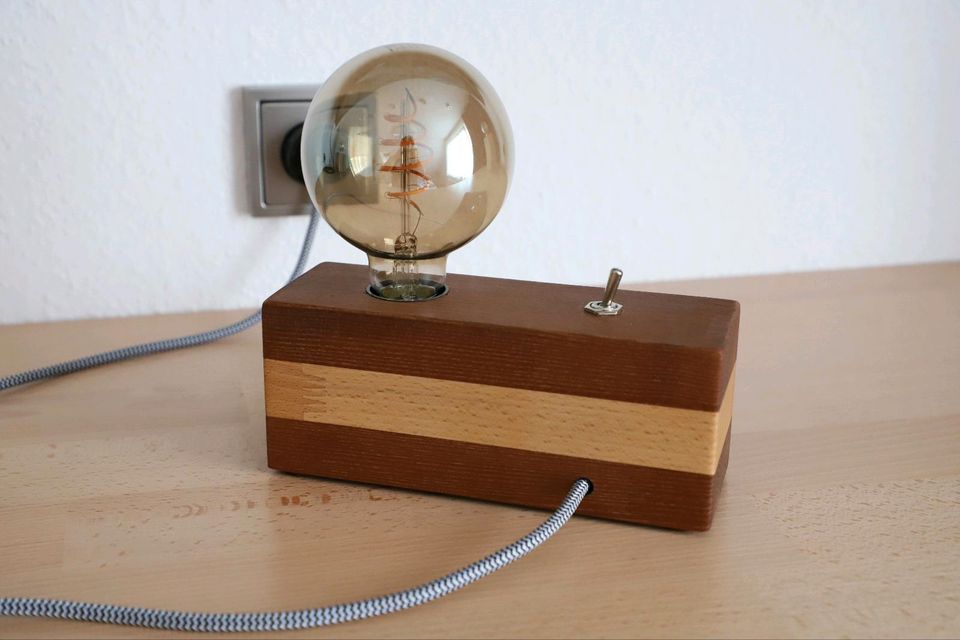 LED Lampe mit Holzsockel/ Edison- Look in Berlin