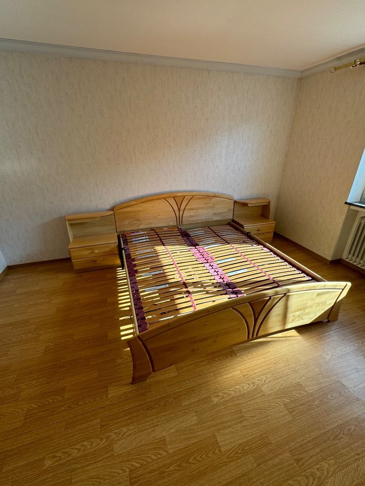 Verkaufe: Bett mit zwei Nachttischen in Bad Kissingen