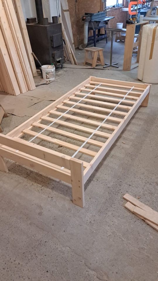 120x200cm Neue Holzbett + Lattenrost Bett Massivholzbett in Schweitenkirchen