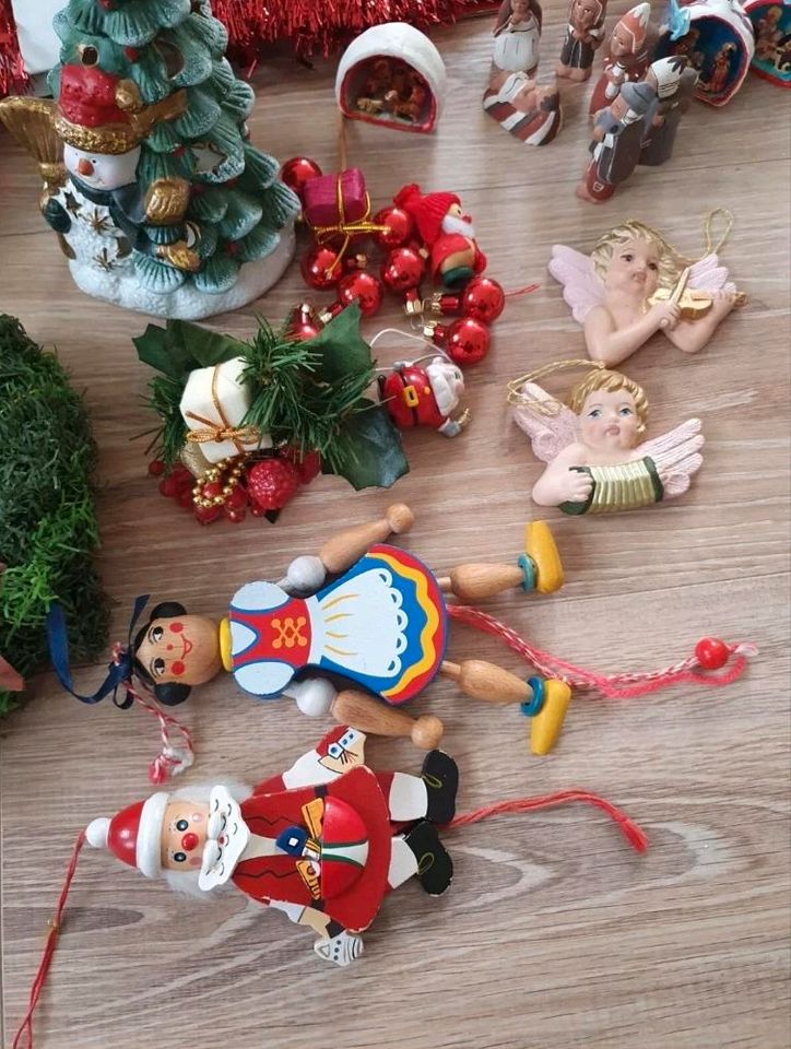 Konvolut Weihnachtsdeko | Kränze Girlanden Baumschmuck in Wiek