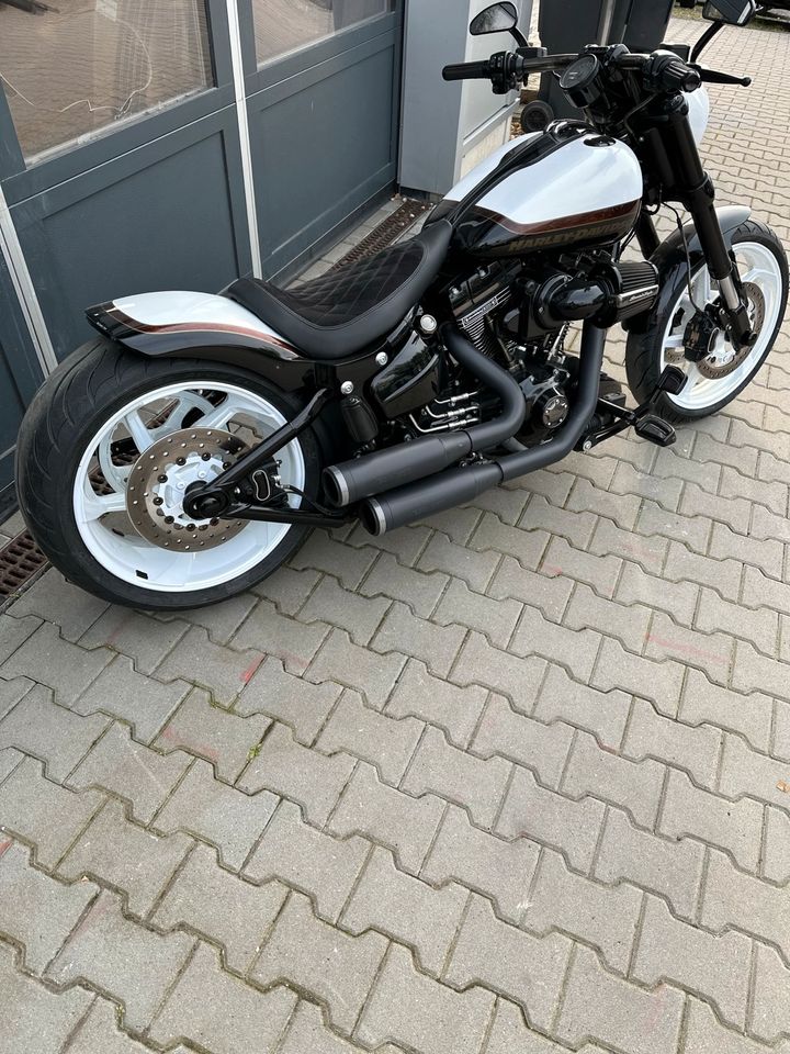 Harley Davidson Breakout CVO/ Kesstech/ 260.er/ Thunderbike Heck in Aldenhoven