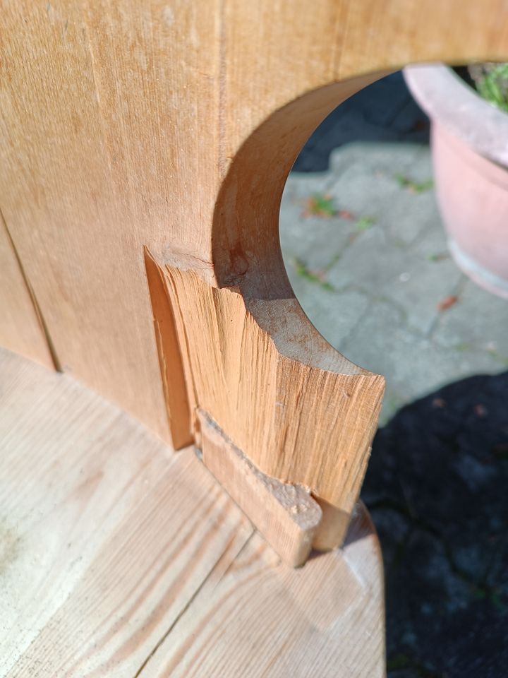 Rustikaler Holz-Stuhl (defekt) in Baindt