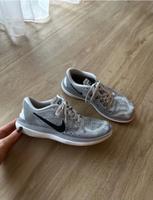Nike Trainingsschuhe Sportschuhe grau 39 Bayern - Roßtal Vorschau