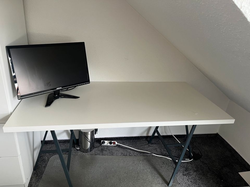 Ikea Schreibtisch (150x75cm) in Essen