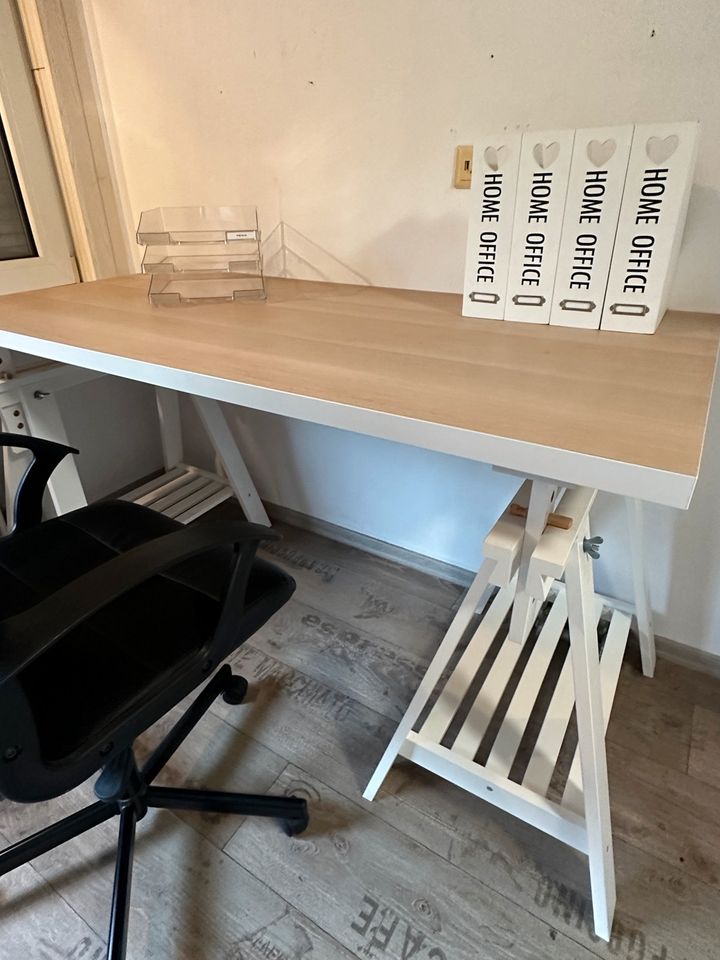 Büro Schreibtisch mit Stuhl und Zubehör in Sprockhövel