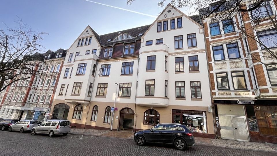 Innenstadtnahes Zinshaus! Solide Investition – Stilvolles Mehrfamilienhaus mit 10 WEH und einer GWE in Flensburg