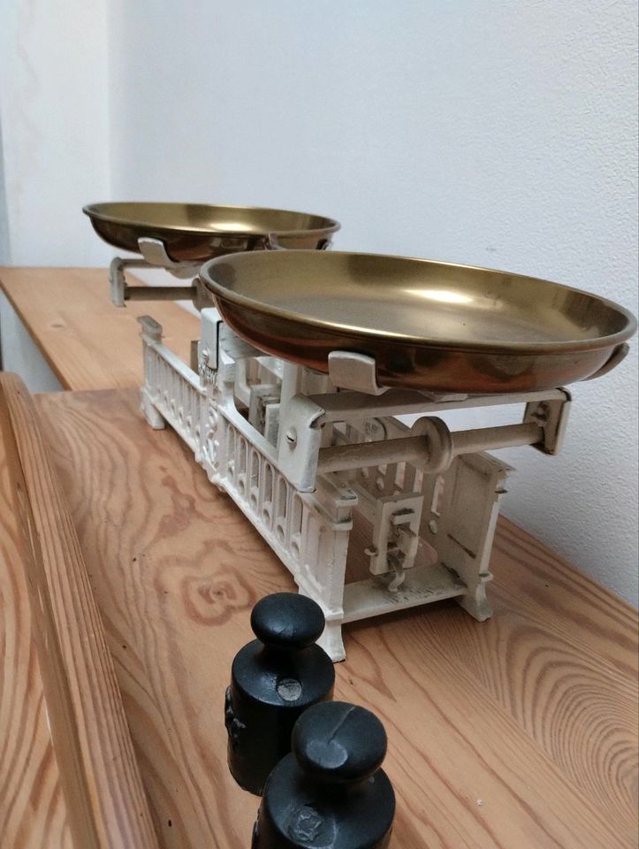 Alte / antike Küchenwaage mit Gewichten in Gelsenkirchen