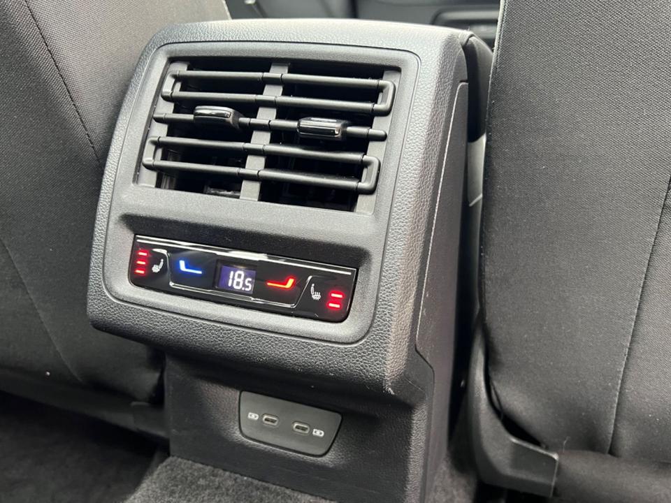 Volkswagen Golf VIII 1.5 eTSI/LED/AHK/Pano/Standh/ACC/R-Kam in Hünfeld