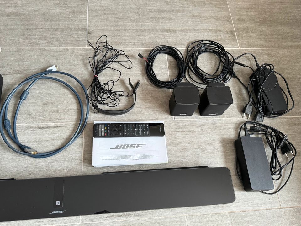 Bose Soundbar Touch 300 Subwofer und Hintergrund Boxen in Stahnsdorf