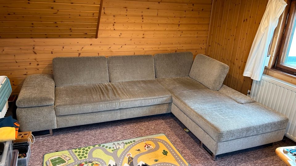 Sofa mit langem Seitenteil und Schlaffuntion in Königshain-Wiederau