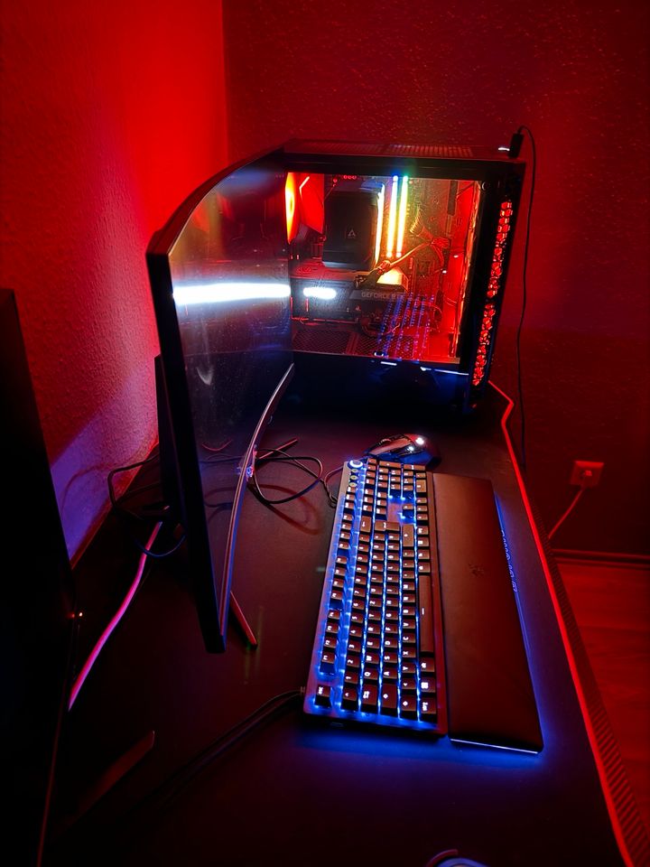 Gaming PC Monitor Maus Tastatur Kopfhörer Tisch Stuhl in Berlin