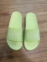 Tommy Jeans Badeschuhe / Sandalen neon gelb Frankfurt am Main - Gallusviertel Vorschau