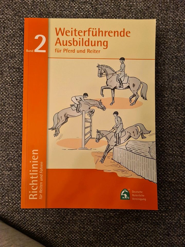 diverse Bücher zur Reitweise nach den Richtlinien der FN in Karlsruhe