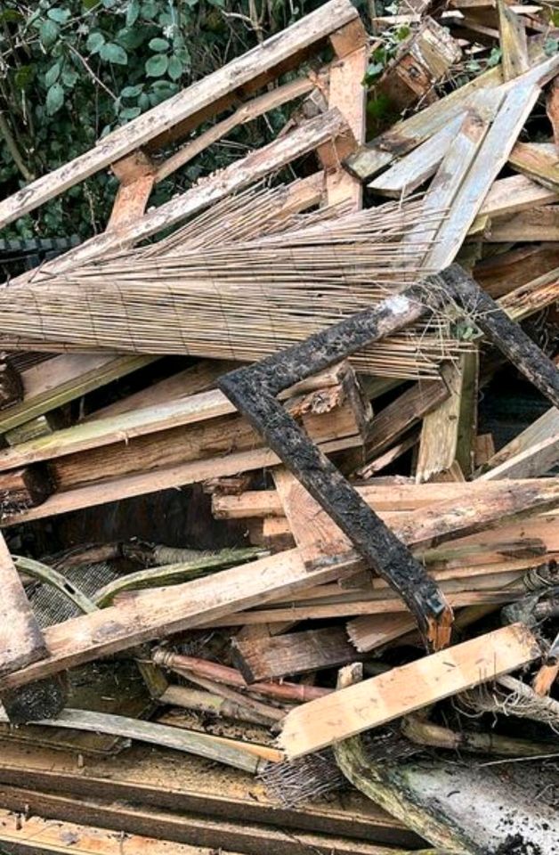 Altes Bauholz/ Palettenholz als Brennholz zu verschenken in Witten