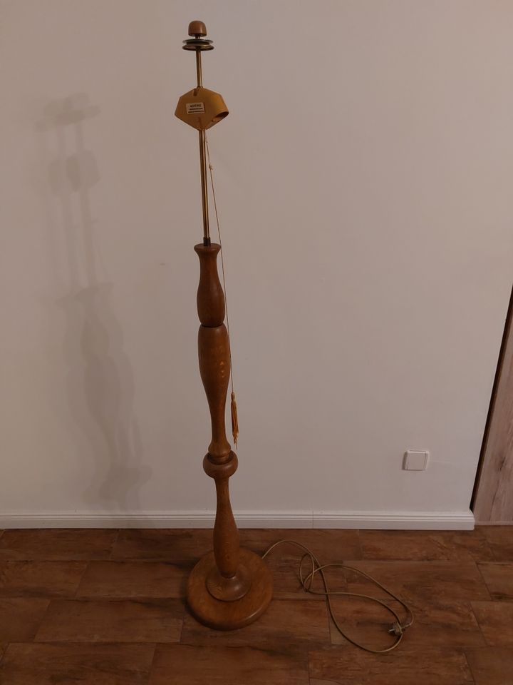 Alte Stehlampe aus Holz, zweiflutig. 1,63m hoch in Rhauderfehn