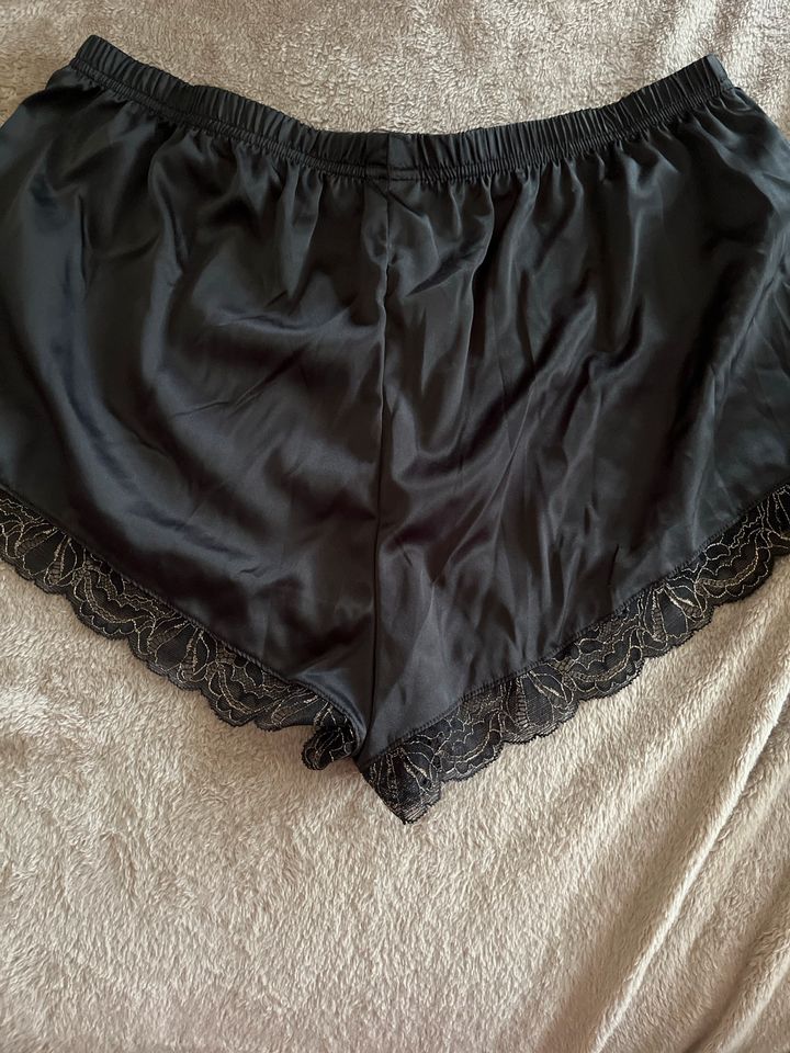 Süße Schwarze Pyjama Hose mit goldener Spitze in Kamen