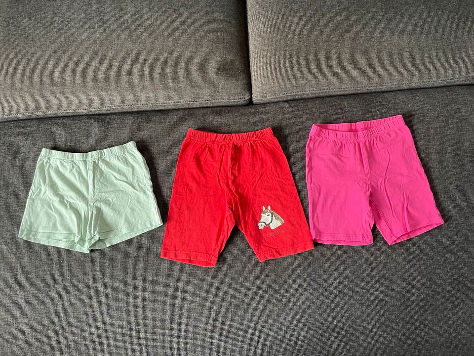 Mädchen Kurze Hose / Sporthose / Schlafanzughose Größe 128 Set 1€ in Glandorf