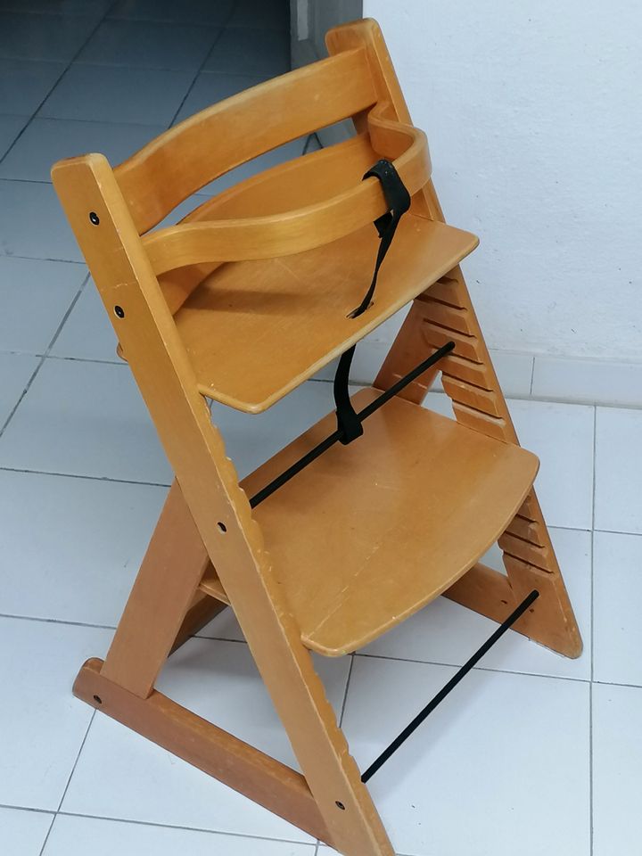 Hochstuhl Babystuhl aus Holz in Solingen