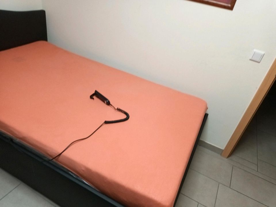 Bett mit elektrischen Lattenrost  und Matratze Breite 120 breit. in Krefeld