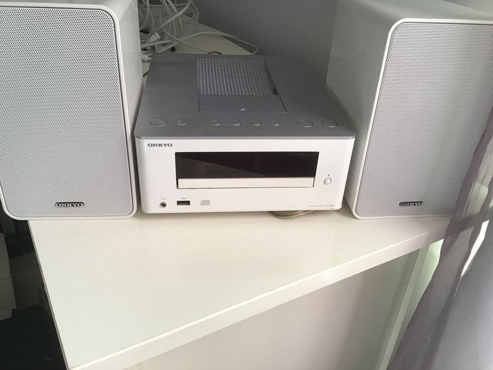 Onkyo Radio CD und extra Pod mit Boxen in Berlin