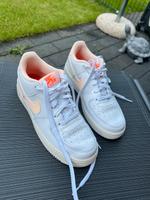 Neuwertige Nike Air Force 1 weiß orange 40 Köln - Rath-Heumar Vorschau