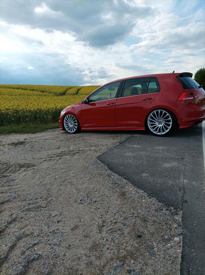 Zum Verkauf steht ein gepflegter Golf 7 R-Line in Oberuckersee