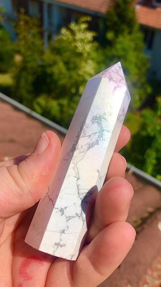 Howlite mit angle Aura in Centrum