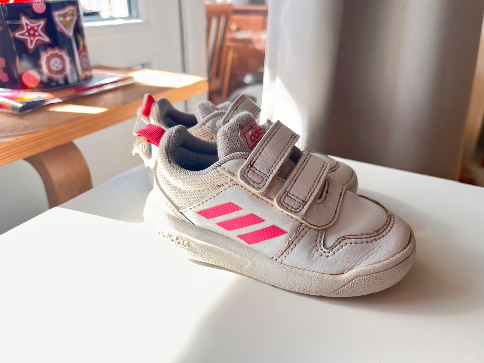 Kinderschuhe Adidas 22 in Heroldstatt