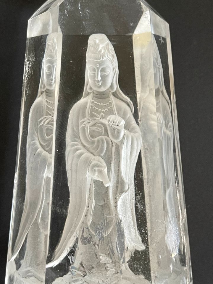 Reverse Intaglio gravierter Bergkristall Motiv Guanyin (Guānyīn) in Senden