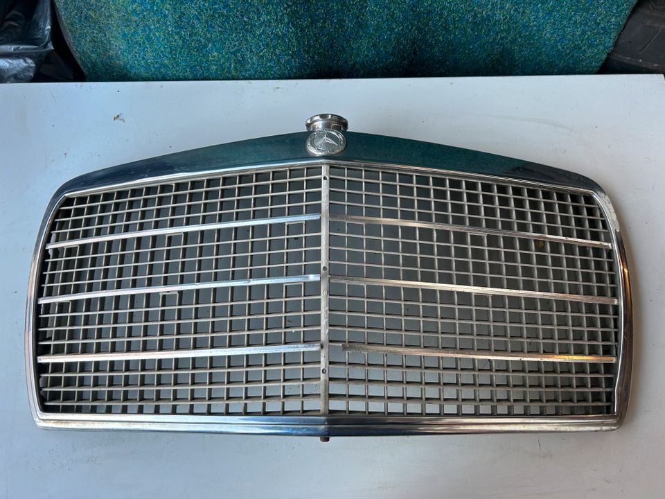 Mercedes W114 W115 /8 Grill Kühlergrill 2. Serie 1158880523 in Böblingen