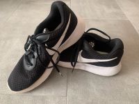 Nike Tanjun Sneaker, Sportschuhe Gr. 38,5 Nordwestmecklenburg - Landkreis - Bobitz Vorschau