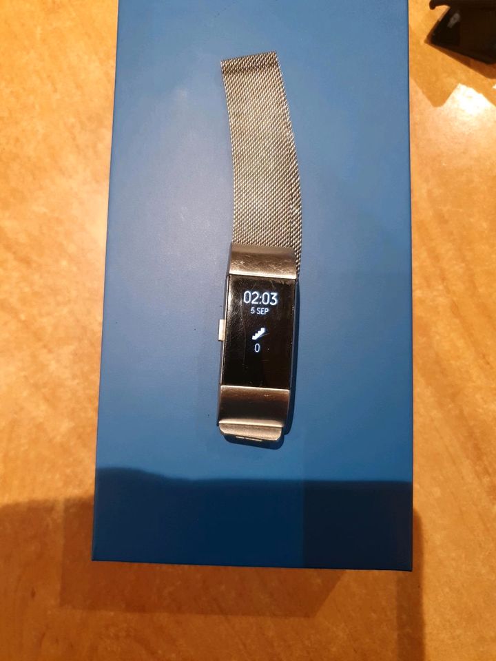 Fitbit charge 3 mit verschiedenen Armbändern in Putbus