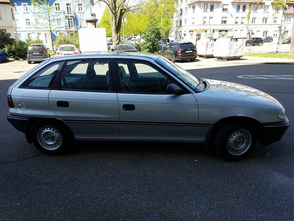 Opel Astra F, im Jahreswagenzustand, nur 104.000 km in Achern