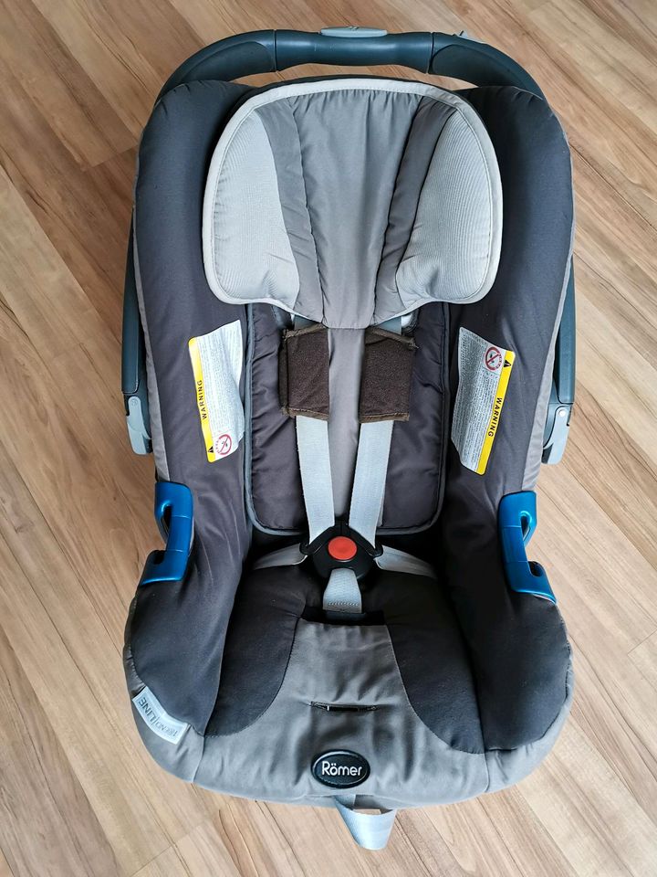 Babyschale mit Isofix Station von Römer, Kindersitz in Köln