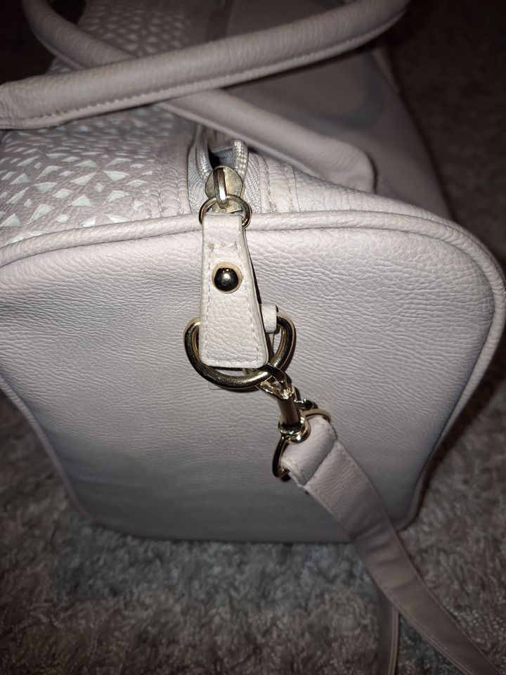 Damenhandtasche Umhängetasche Primark beige florale Prägung in Loffenau