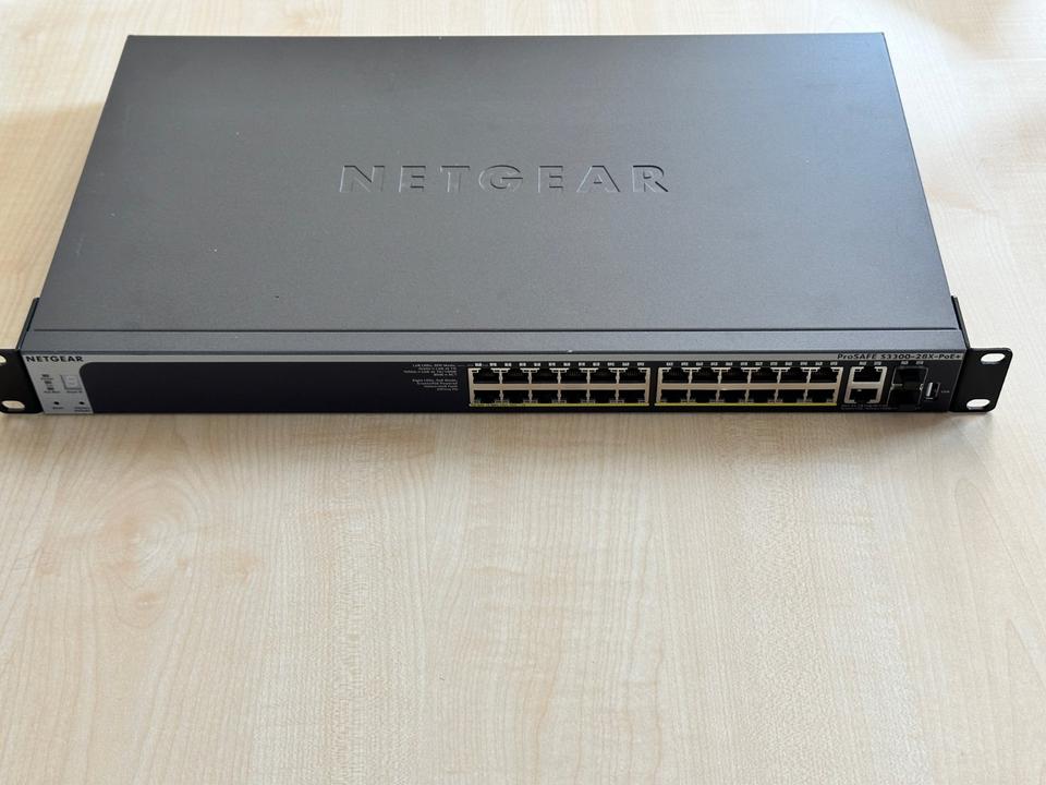 Netgear ProSAFE S3300-28X-PoE+ Switch Rack 24x 10/100/1000 Netgear ProSAFE S3300-28X-PoE+ Switch Rack 24x 10/100/1000