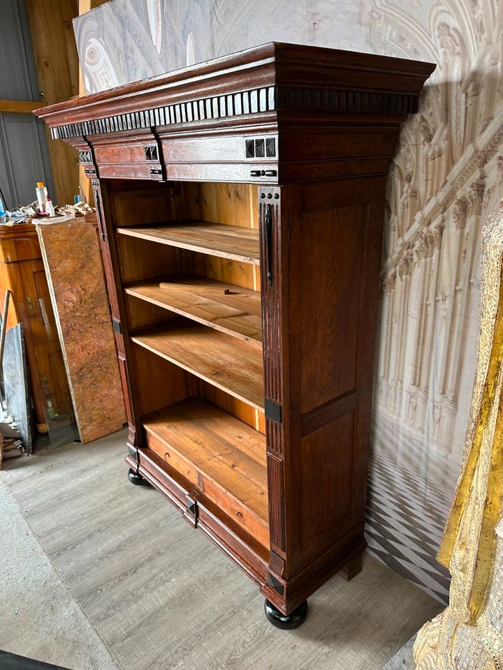 ANTIKER SCHRANK BÜCHERSCHRANK UM 1880 EICHE EBONISIERUNG  WILHELM III - Versand möglich 99 Euro - Wir sind für Sie da lokal in 86830 Schwabmünchen oder online ARTHOME24 in Schwabmünchen