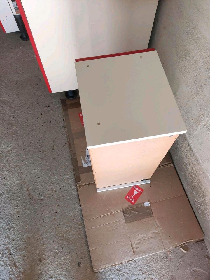 Küchenhängeschrank rot 60 cm in Zeitz