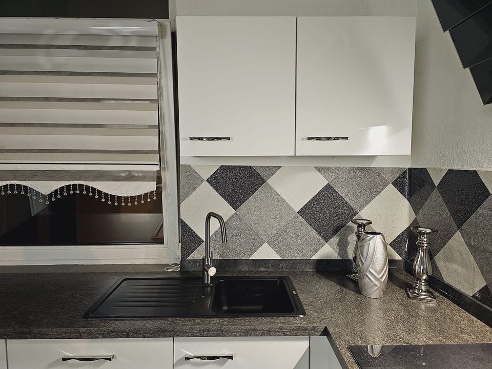 Küche mit  Kücheninsel in weis-grau  mit E Geräte in Osnabrück
