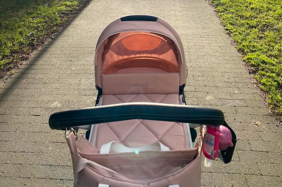 Kinderwagen weiß / rosa in Düsseldorf