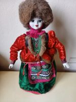 Russische Porzellan Puppe mit traditioneller Tracht und Pelzmütze Schleswig-Holstein - Kiel Vorschau